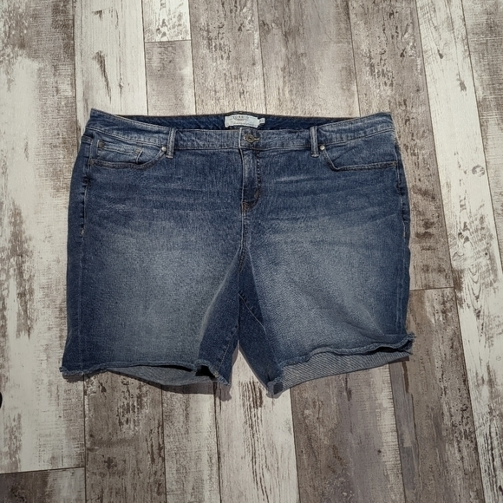 Torrid cut off raw hem shorts size 28